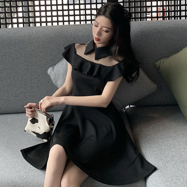 Stilīgs sieviešu kleitas piegriezuma modelis ar klasisku apkakli