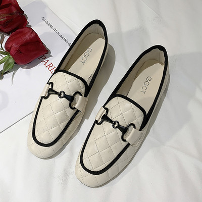 Γυναικεία casual μοκασίνια με επίπεδη σόλα και μεταλλικό στοιχείο