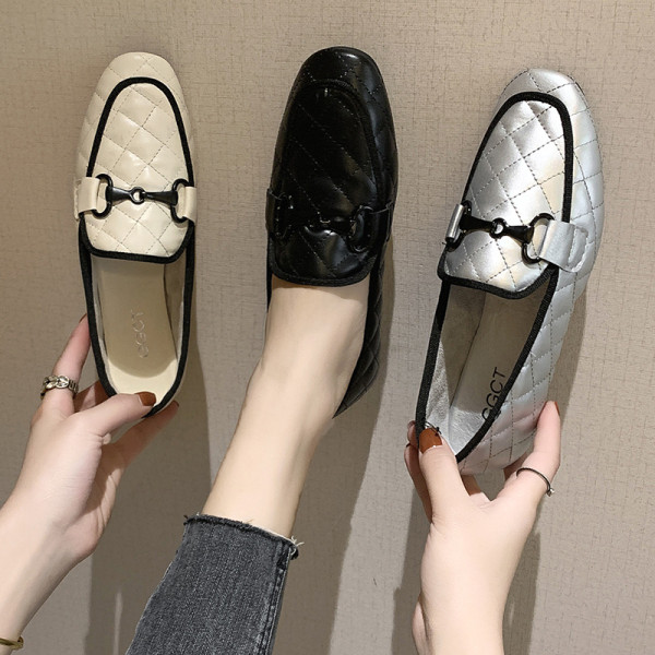Γυναικεία casual μοκασίνια με επίπεδη σόλα και μεταλλικό στοιχείο
