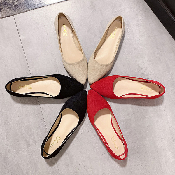 Sieviešu ikdienas apavi ar plakanu zoli no eko zamšādas - smaila modeļa