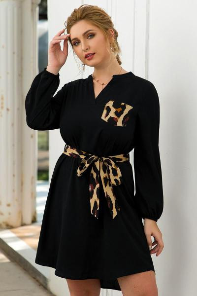 Nagy méretű női ruha hosszú ujjal és leopárd övvel