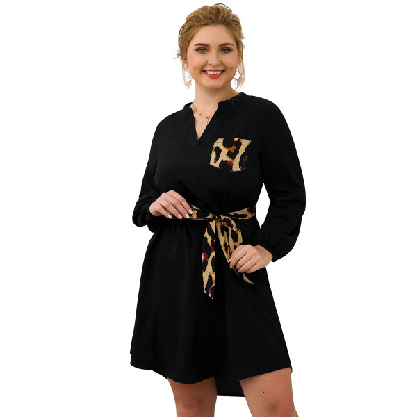 Nagy méretű női ruha hosszú ujjal és leopárd övvel