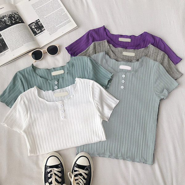 Lezser női póló gombokkal és kerek nyakkivágással