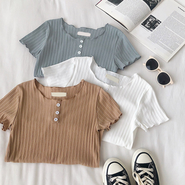 Lezser női póló gombokkal és kerek nyakkivágással