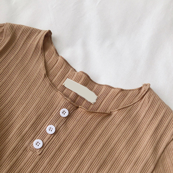 Lezser női póló gombokkal és kerek nyakkivágással