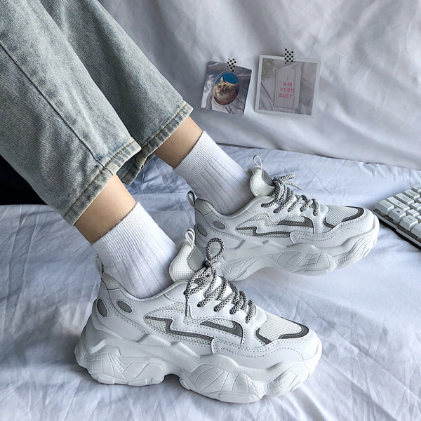 Pavasara sieviešu kedas ar raupju un augstu zoli