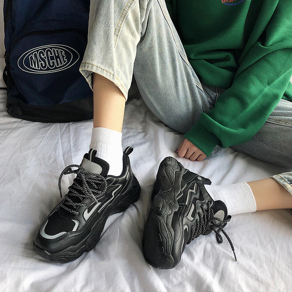 Pavasara sieviešu kedas ar raupju un augstu zoli