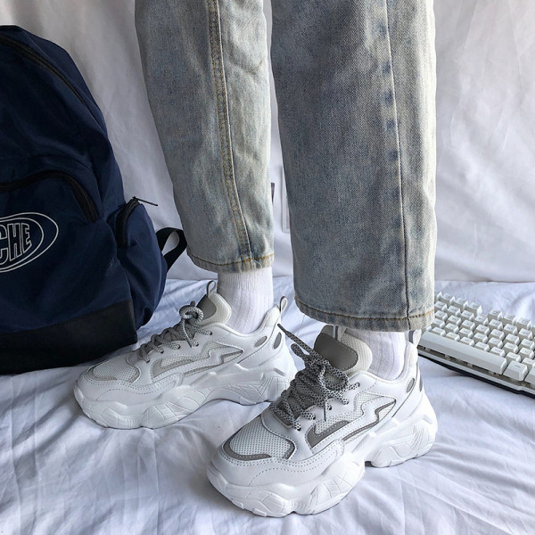 Pavasara sieviešu kedas ar raupju un augstu zoli