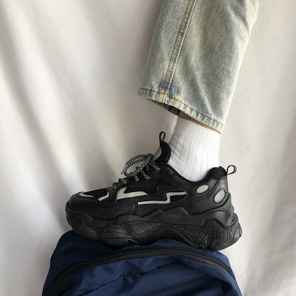 Pavasara sieviešu kedas ar raupju un augstu zoli