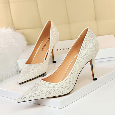 Νέο μοντέλο γυναικεία παπούτσια με γυαλιστερό αποτέλεσμα