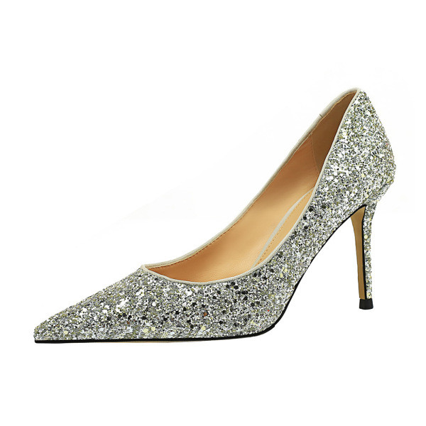 Νέο μοντέλο γυναικεία παπούτσια με γυαλιστερό αποτέλεσμα