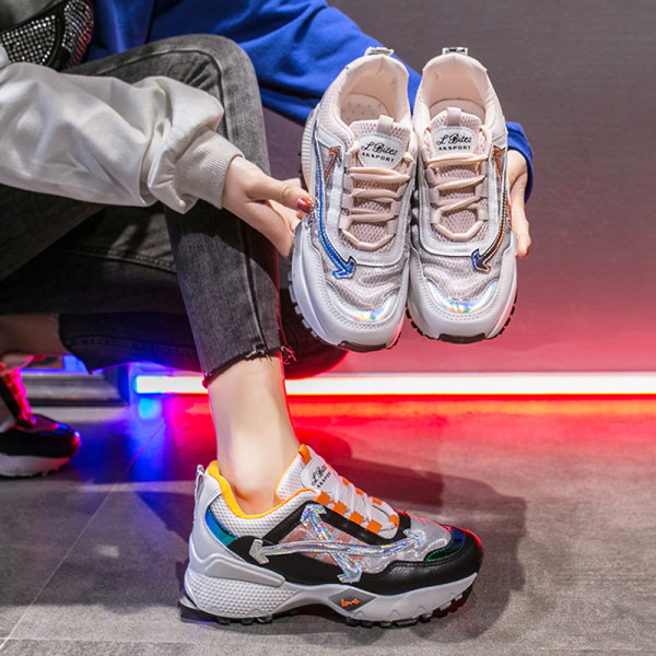 Sieviešu pavasara kedas ar raupju zoli un krāsainām saitēm