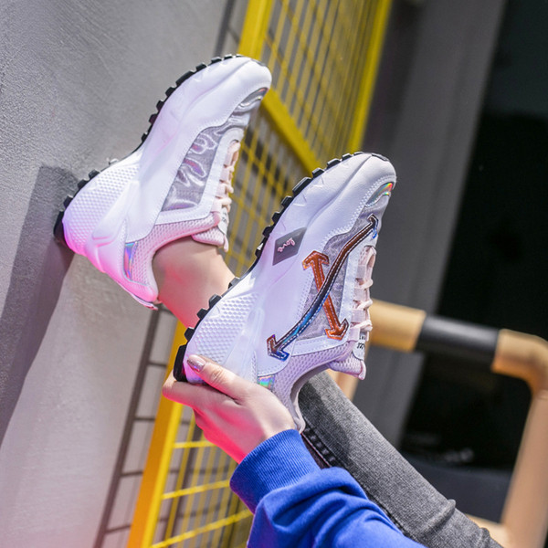 Sieviešu pavasara kedas ar raupju zoli un krāsainām saitēm