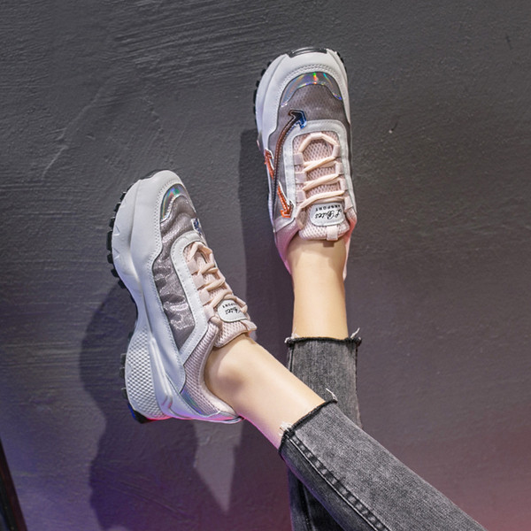 Sieviešu pavasara kedas ar raupju zoli un krāsainām saitēm