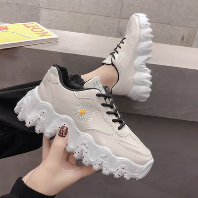 Γυναικεία αθλητικά παπούτσια με κεντήματα από οικολογικό δέρμα