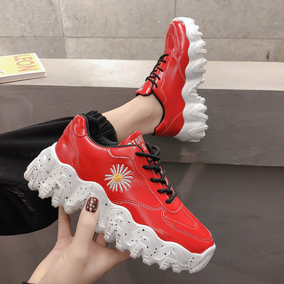 Γυναικεία αθλητικά παπούτσια με κεντήματα από οικολογικό δέρμα