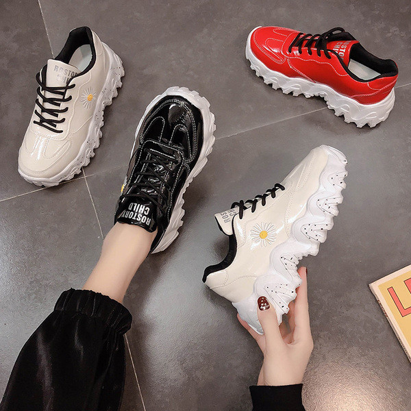 Γυναικεία αθλητικά παπούτσια με κεντήματα από οικολογικό δέρμα