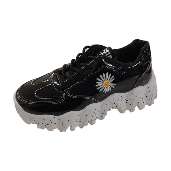 Γυναικεία αθλητικά παπούτσια με κεντήματα από οικολογικό δέρμα