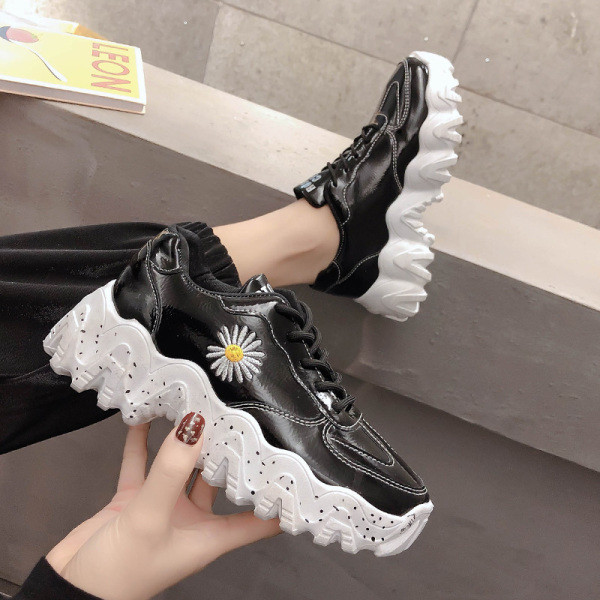 Γυναικεία αθλητικά παπούτσια με κεντήματα από οικολογικό δέρμα