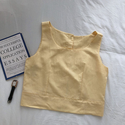 Mūsdienīgs sieviešu tops ar pogām un ovālu kakla izgriezumu