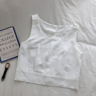 Mūsdienīgs sieviešu tops ar pogām un ovālu kakla izgriezumu