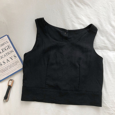 Mūsdienīgs sieviešu tops ar pogām un ovālu kakla izgriezumu