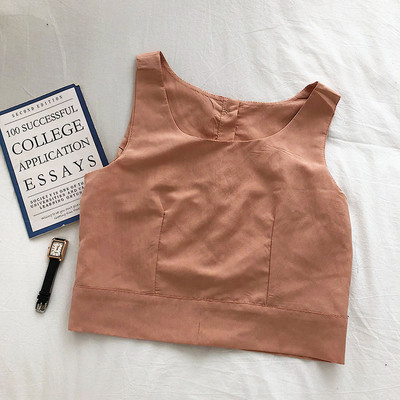 Mūsdienīgs sieviešu tops ar pogām un ovālu kakla izgriezumu