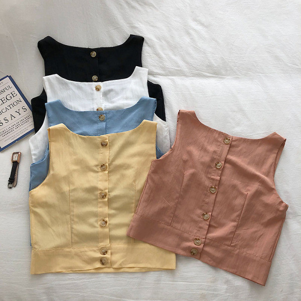 Mūsdienīgs sieviešu tops ar pogām un ovālu kakla izgriezumu