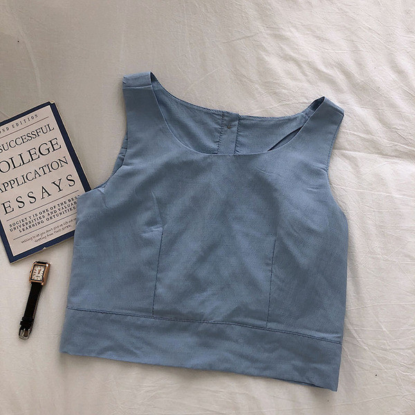 Mūsdienīgs sieviešu tops ar pogām un ovālu kakla izgriezumu