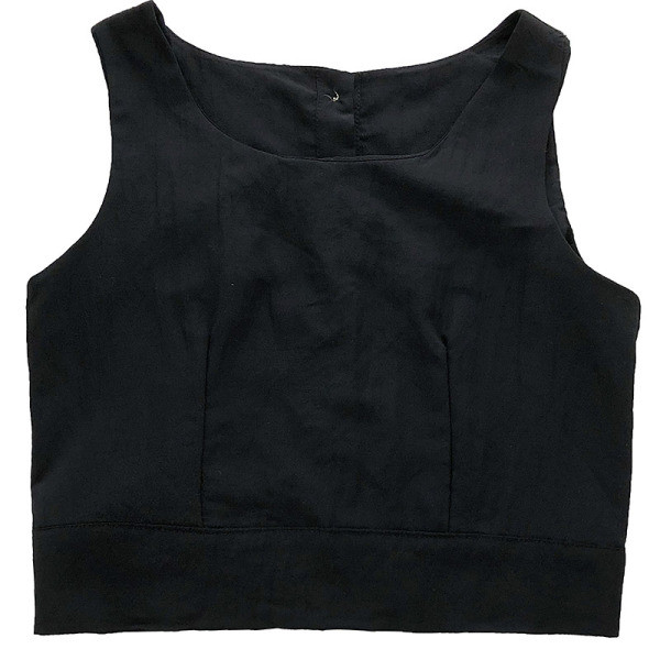 Mūsdienīgs sieviešu tops ar pogām un ovālu kakla izgriezumu