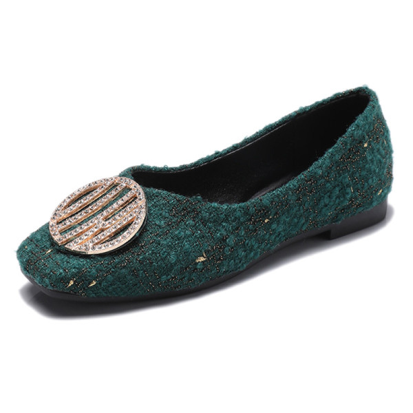 Μοντέρνα γυναικεία παπούτσια με μεταλλική πόρπη και επίπεδη σόλα