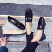 Odiniai moteriški batai plokščiu padu ir metaliniu elementu