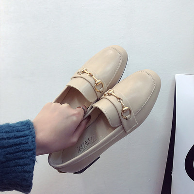 Odiniai moteriški batai plokščiu padu ir metaliniu elementu