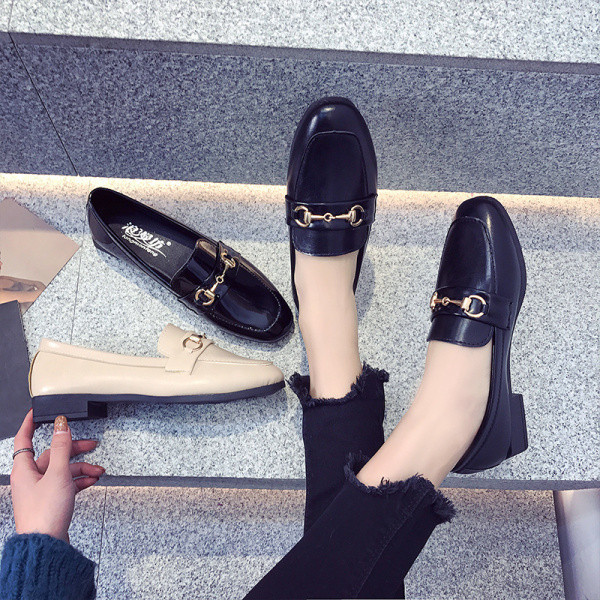 Odiniai moteriški batai plokščiu padu ir metaliniu elementu