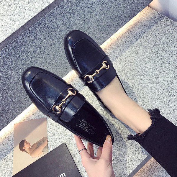 Odiniai moteriški batai plokščiu padu ir metaliniu elementu