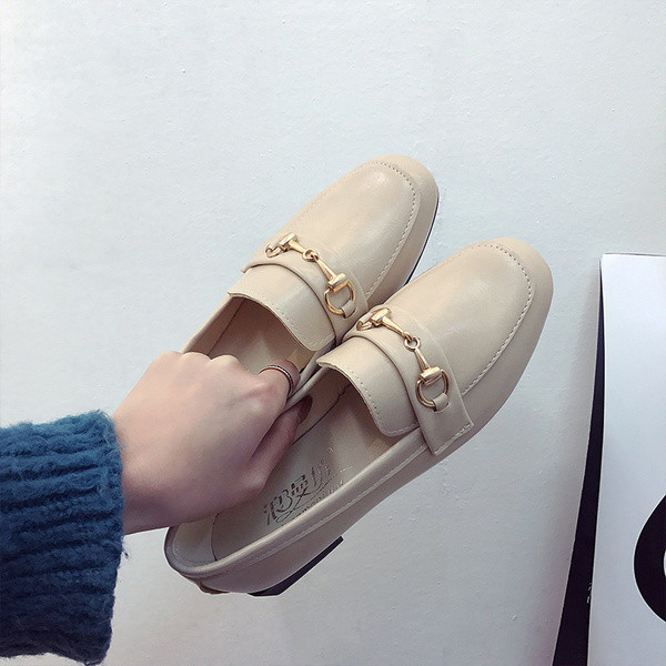 Odiniai moteriški batai plokščiu padu ir metaliniu elementu