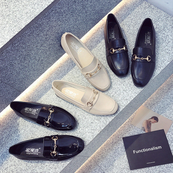 Odiniai moteriški batai plokščiu padu ir metaliniu elementu