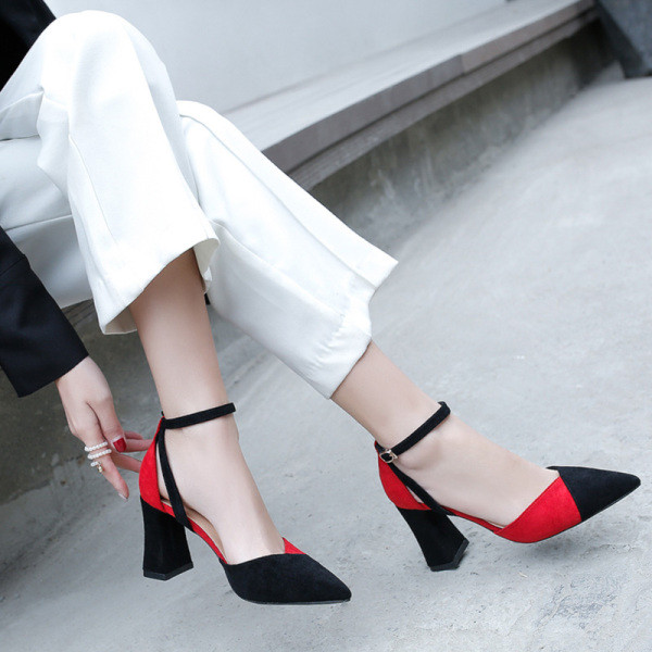 Naiste kõrge kontsaga kingade uus mudel - terava otsaga mudel