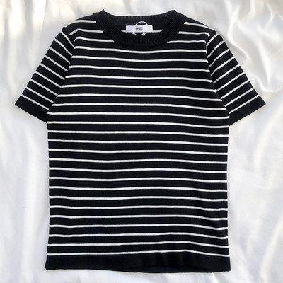 Ριγέ γυναικεία μπλούζα με οβάλ λαιμόκοψη και κοντό μανίκι