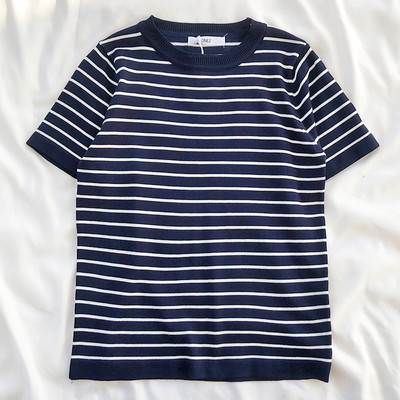 Ριγέ γυναικεία μπλούζα με οβάλ λαιμόκοψη και κοντό μανίκι