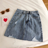 Sieviešu džinsa svārki ar kabatām un saplēstiem motīviem