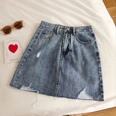 Sieviešu džinsa svārki ar kabatām un saplēstiem motīviem