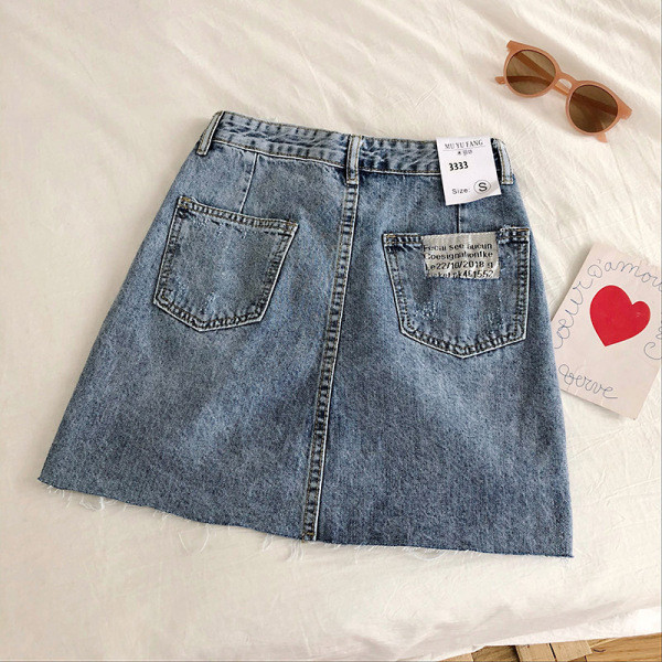 Sieviešu džinsa svārki ar kabatām un saplēstiem motīviem