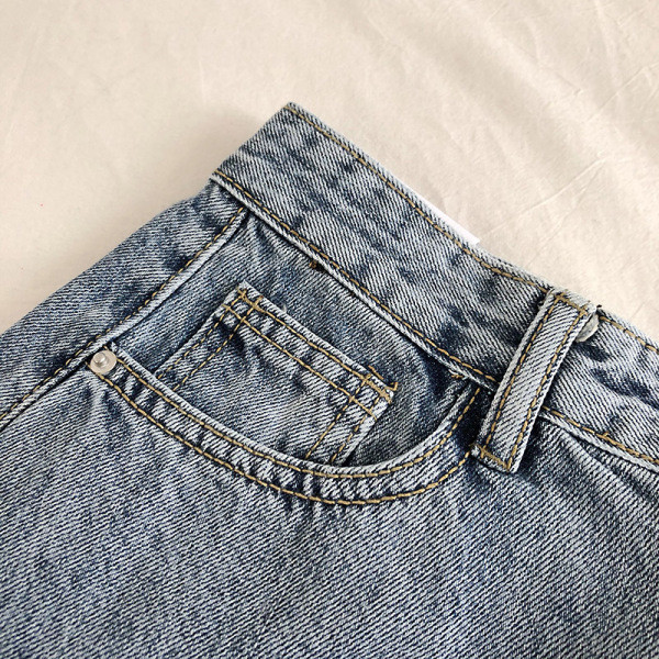 Sieviešu džinsa svārki ar kabatām un saplēstiem motīviem