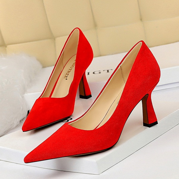 Modern női hegyes cipő magas sarkú - egy új modell