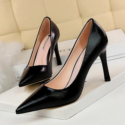 Κομψά γυναικεία παπούτσια - μυτερό μοντέλο με  ψηλό τακούνι 