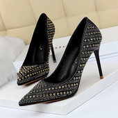 Νέο μοντέλο γυναικείων υποδημάτων με μεταλλικά στοιχεία, πέτρες και ψηλό τακούνι