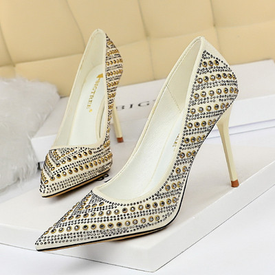 Νέο μοντέλο γυναικείων υποδημάτων με μεταλλικά στοιχεία, πέτρες και ψηλό τακούνι