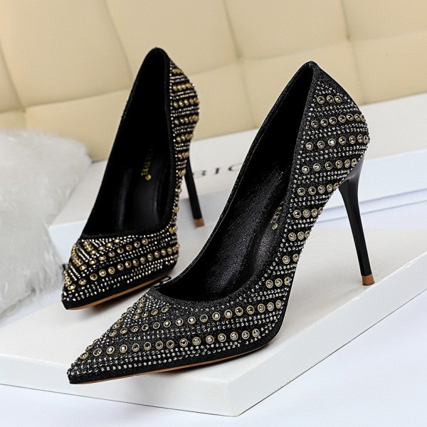 Νέο μοντέλο γυναικείων υποδημάτων με μεταλλικά στοιχεία, πέτρες και ψηλό τακούνι