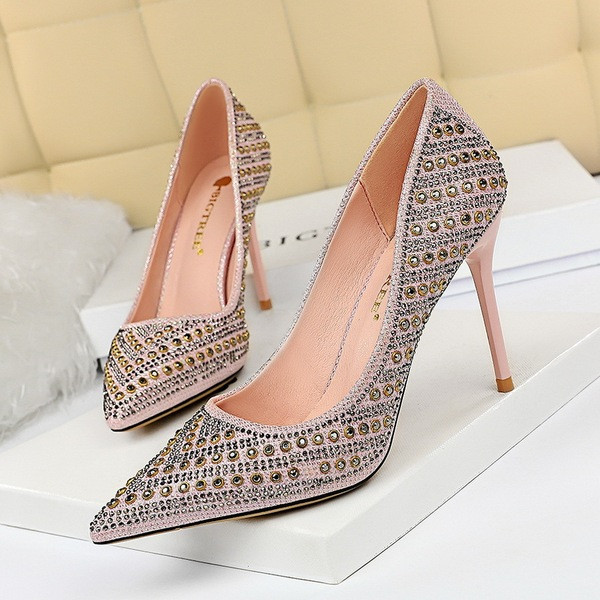 Νέο μοντέλο γυναικείων υποδημάτων με μεταλλικά στοιχεία, πέτρες και ψηλό τακούνι